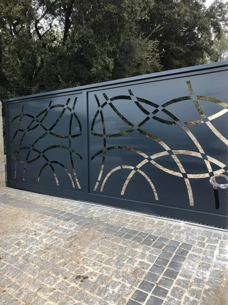 Fabrication et installation d’un portail coulissant en fer forgé chez un particulier près de Draguignan