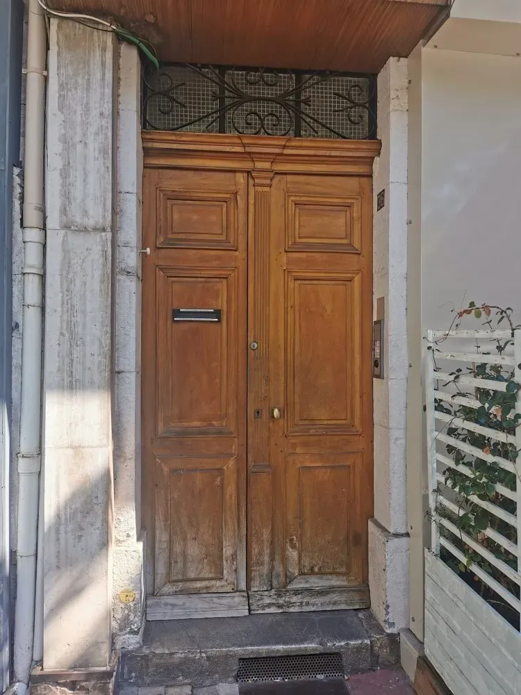 Réalisation d'une protection en laiton pour une porte d'immeuble à Draguignan