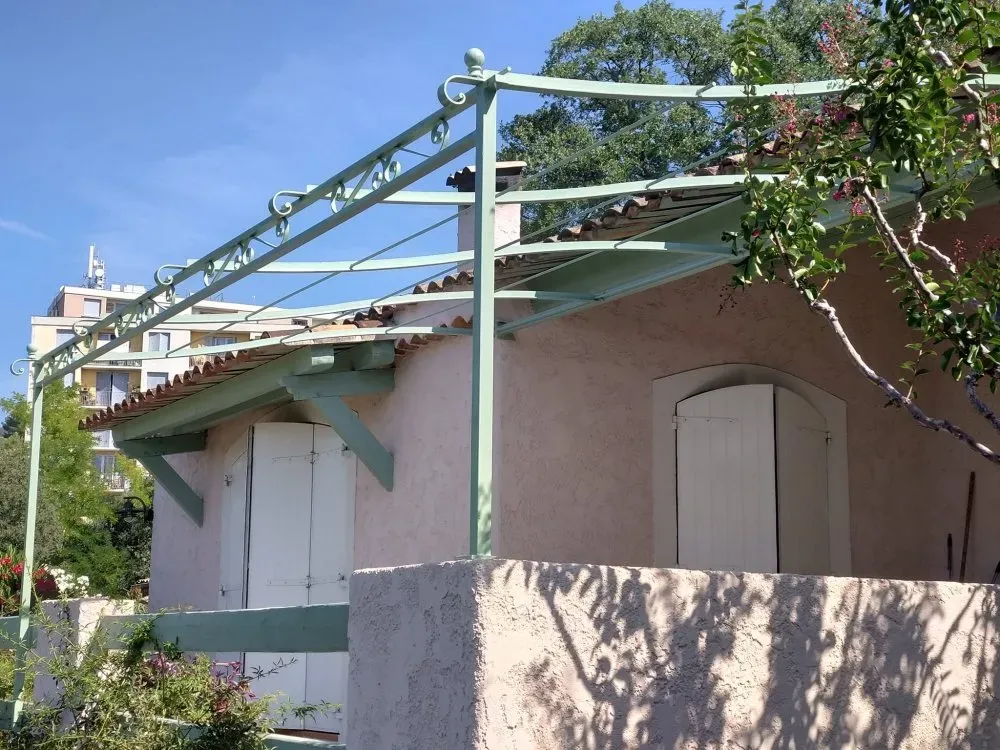 Réalisation d'une tonnelle en fer forgé à Draguignan