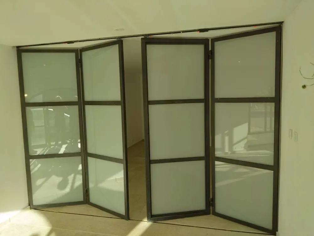 Installation de panneaux accordéon avec porte intégrée à Draguignan