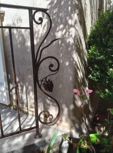 amenagement espace piscine fer forge