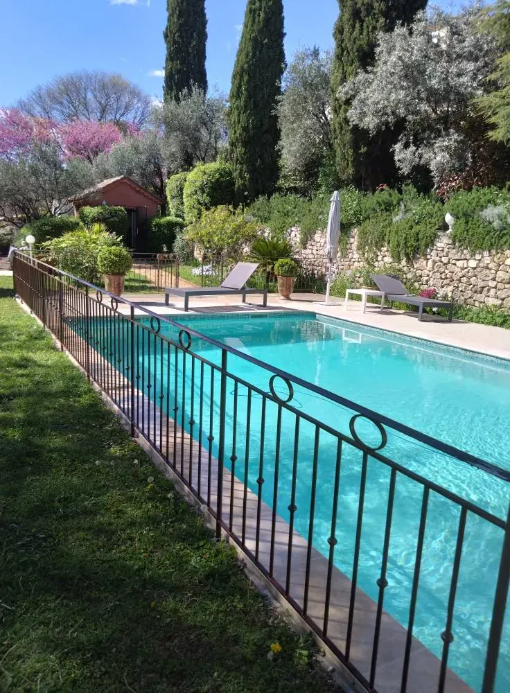 Délimitation d’un espace piscine en rouillé vernis à Draguignan